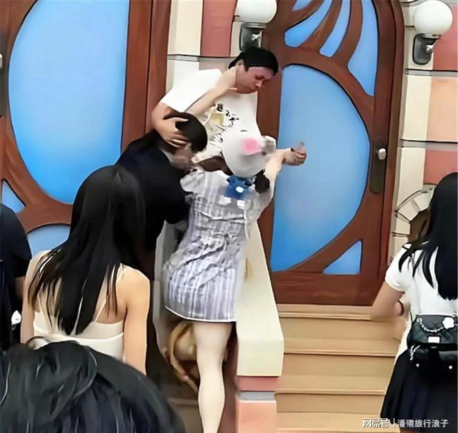 侣女生对小孩动手目击者发声情侣被骂惨AG真人澳门百家家乐迪士尼打架后续情(图7)