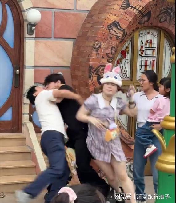 侣女生对小孩动手目击者发声情侣被骂惨AG真人澳门百家家乐迪士尼打架后续情(图11)