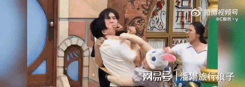 侣女生对小孩动手目击者发声情侣被骂惨AG真人澳门百家家乐迪士尼打架后续情(图5)