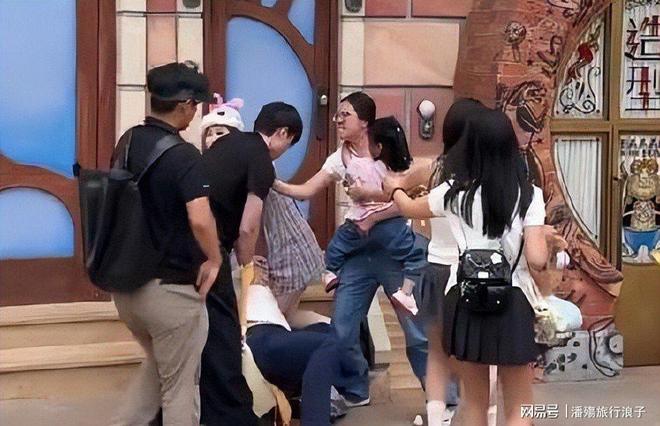 侣女生对小孩动手目击者发声情侣被骂惨AG真人澳门百家家乐迪士尼打架后续情(图24)