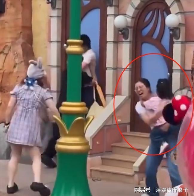 侣女生对小孩动手目击者发声情侣被骂惨AG真人澳门百家家乐迪士尼打架后续情(图21)