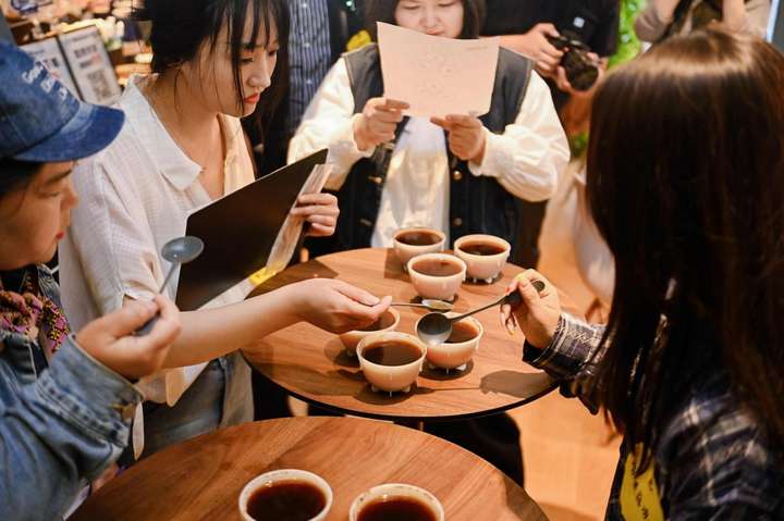抱着卡皮巴拉喝咖啡一秒穿越巴西热带雨林AG真人国际游戏年轻人喝瑞幸的新场景：(图2)