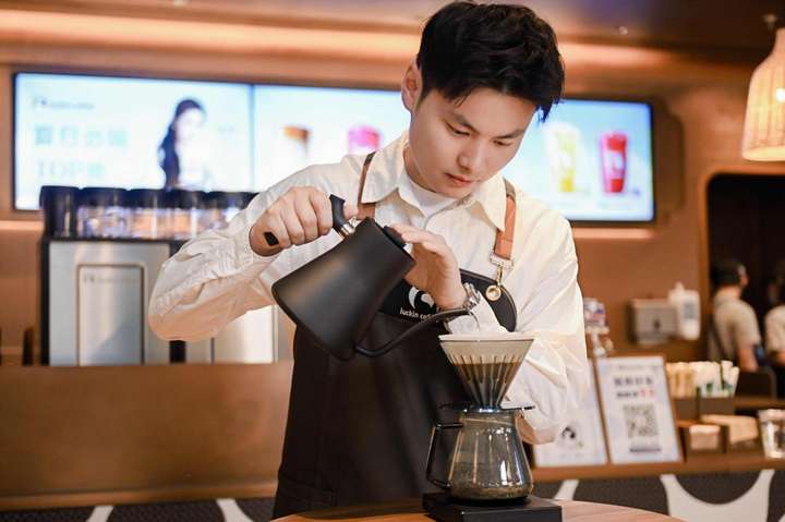 抱着卡皮巴拉喝咖啡一秒穿越巴西热带雨林AG真人国际游戏年轻人喝瑞幸的新场景：(图9)
