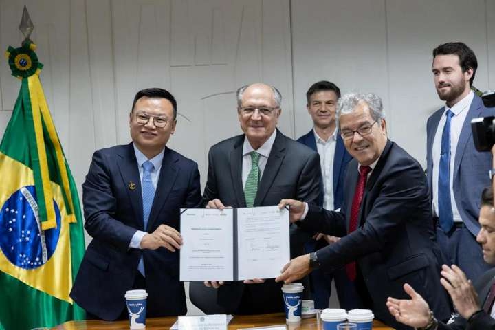 抱着卡皮巴拉喝咖啡一秒穿越巴西热带雨林AG真人国际游戏年轻人喝瑞幸的新场景：(图6)