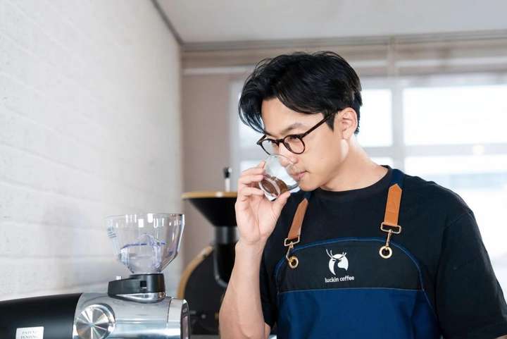 抱着卡皮巴拉喝咖啡一秒穿越巴西热带雨林AG真人国际游戏年轻人喝瑞幸的新场景：(图7)