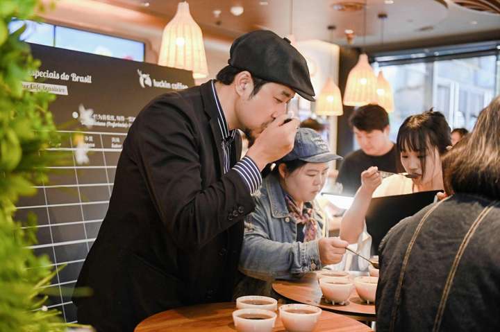 抱着卡皮巴拉喝咖啡一秒穿越巴西热带雨林AG真人国际游戏年轻人喝瑞幸的新场景：(图10)