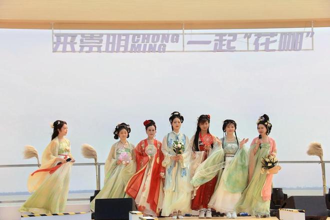 ：白天看花神出画夜晚见铁花星雨AG真人国际崇明堡镇江堤有约(图3)